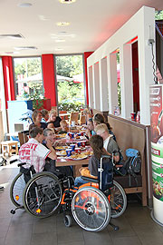 Nickie Hübner ludt zahlreiche Kinder mit infantiler Cerebralparese zu einem Besuch und Mittagessen ins KFC Pippingerstr ein (Foto: MartiN Schmitz)